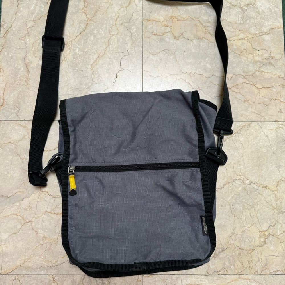 Nike Messenger Bag - Picture 2 of 9